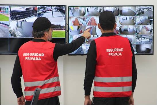 Personal de seguridad privada en central de monitoreo con cámaras CCTV