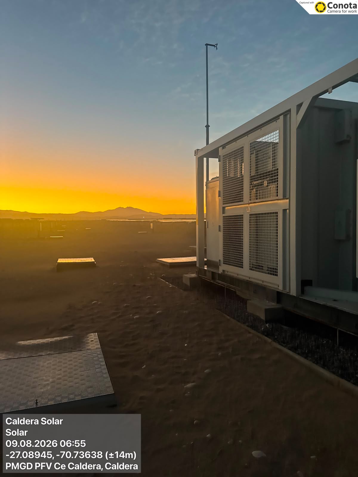 Amanecer en planta solar de Caldera con equipos eléctricos en primer plano